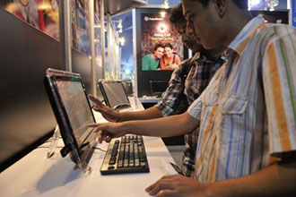 Do Website Usability Rules Translate to Digital Signage?